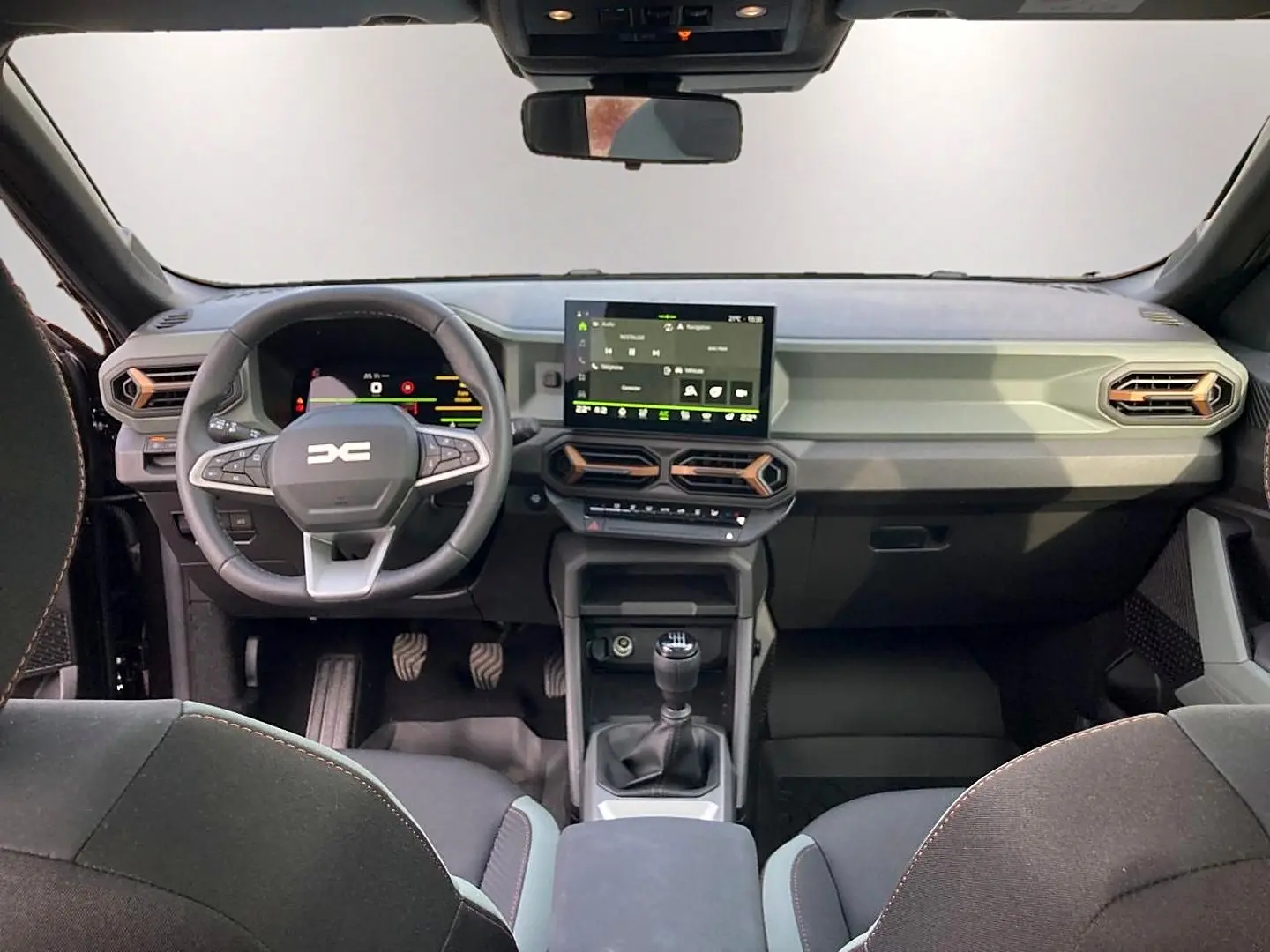 Vue intérieure avant du tableau de bord noir du Dacia Bigster 2025 avec volant multifonction et écran tactile central.