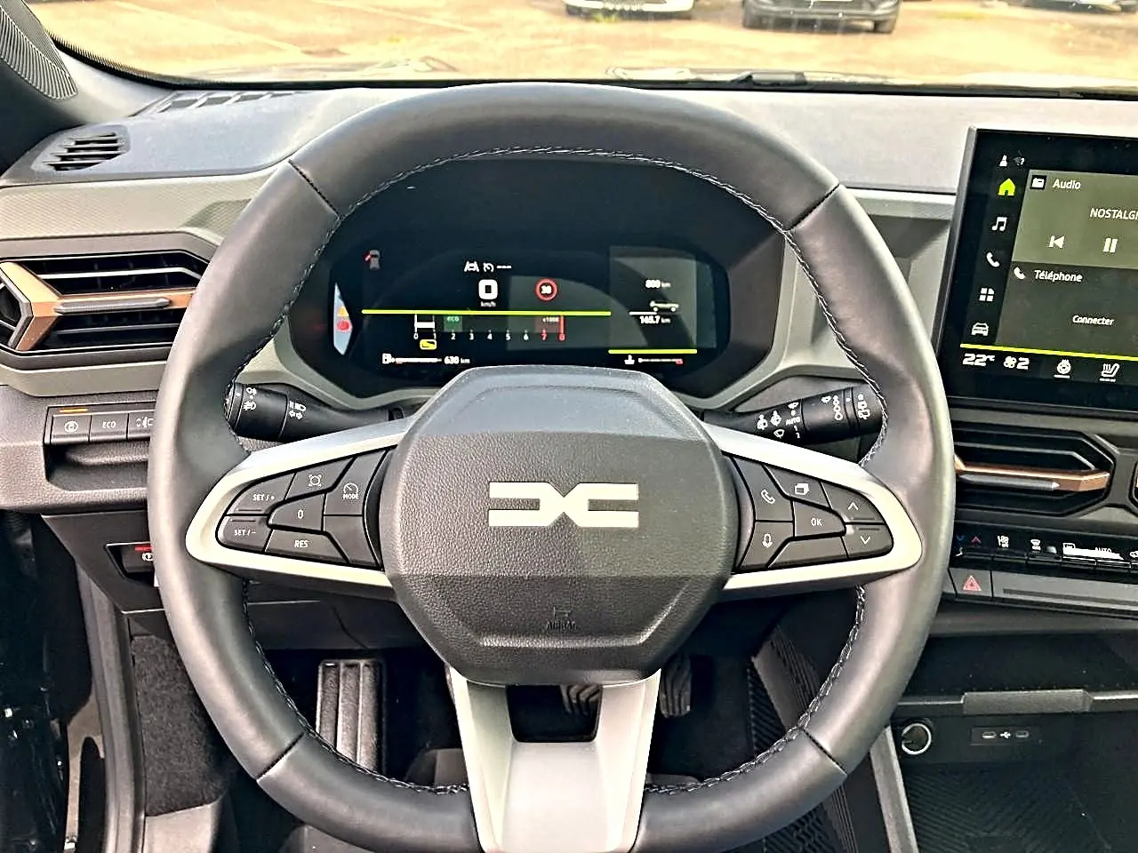Vue rapprochée du volant multifonction noir et du tableau de bord numérique du Dacia Bigster 2025.