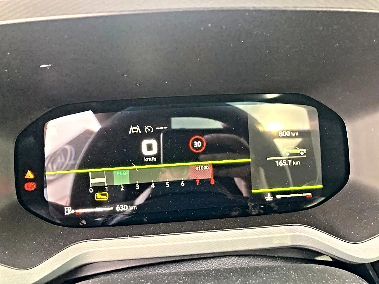 Affichage numérique du tableau de bord du Dacia Bigster 2025 montrant vitesse, régime moteur et autonomie.