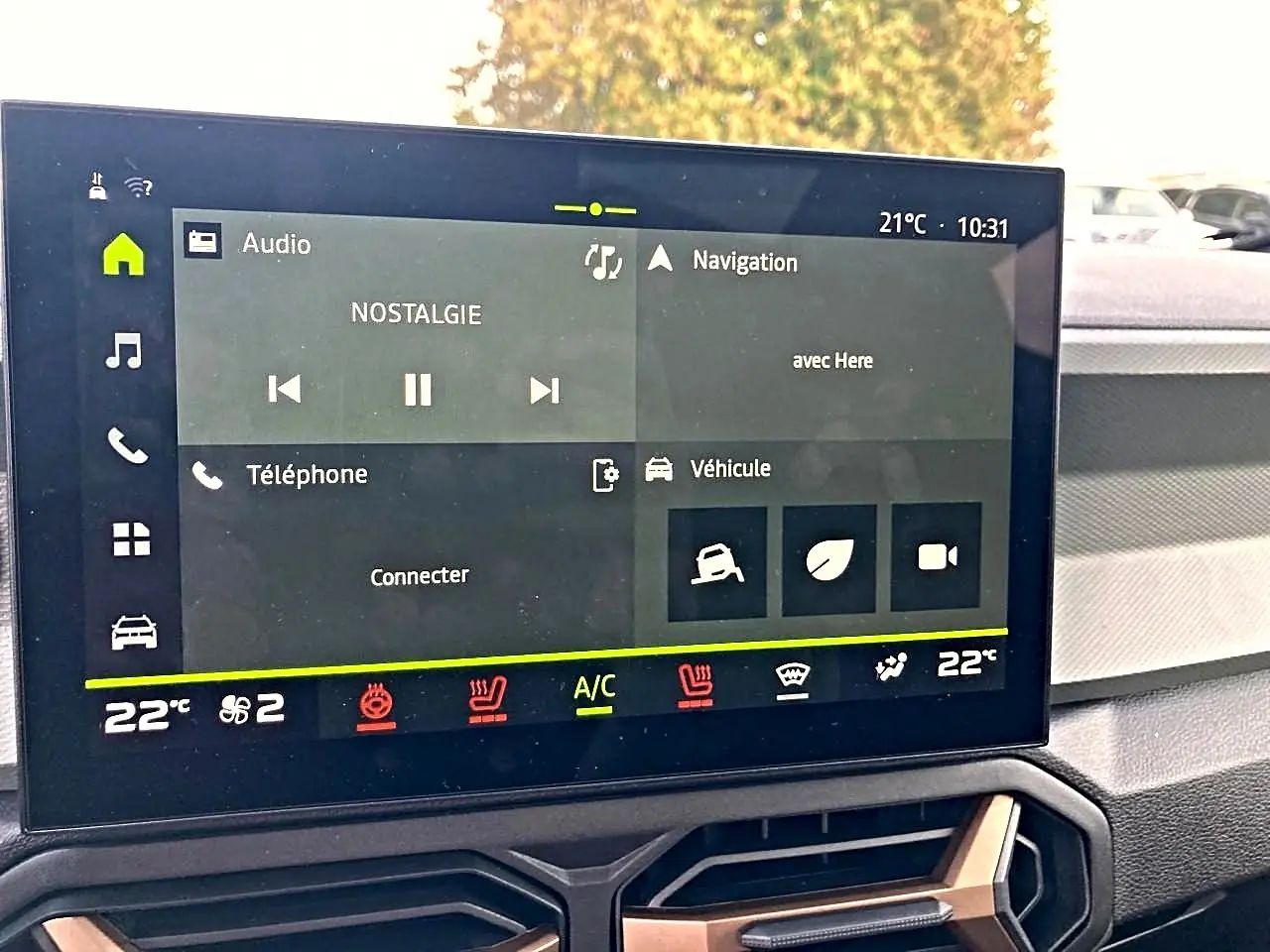 Écran tactile central du tableau de bord du Dacia Bigster 2025, affichant audio, navigation et climatisation.
