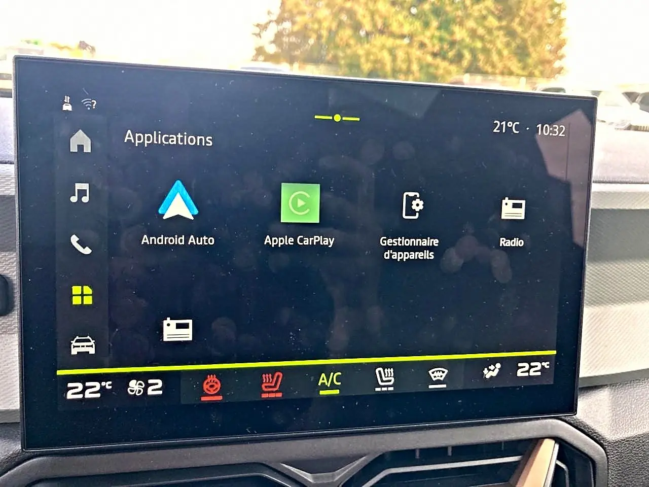 Écran tactile central du tableau de bord du Dacia Bigster 2025 affichant les applications et la climatisation.