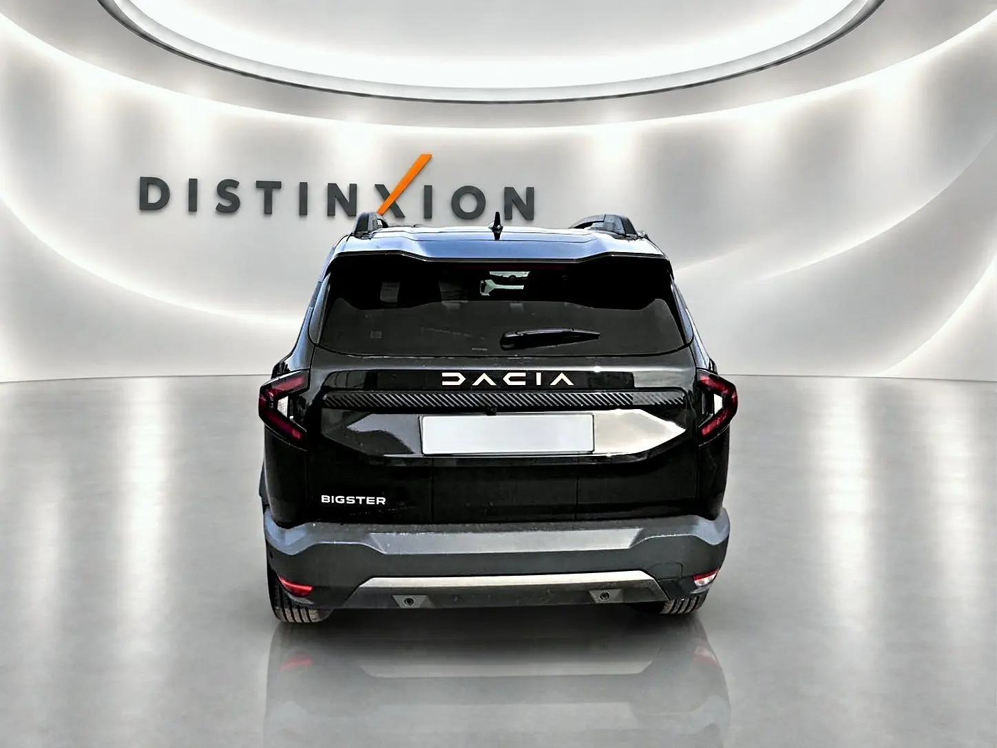 Vue arrière du Dacia Bigster noir 2025 avec feux LED et barres de toit visibles dans un showroom épuré.