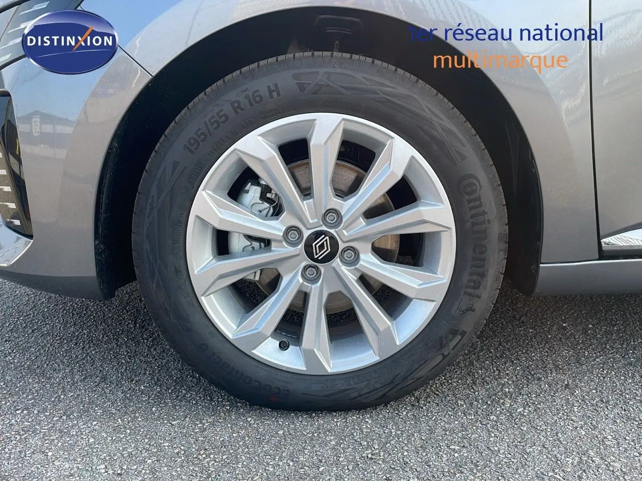 Gros plan sur la roue avant gauche de la Renault Clio gris schiste métal avec jante alliage 16 pouces design moderne.