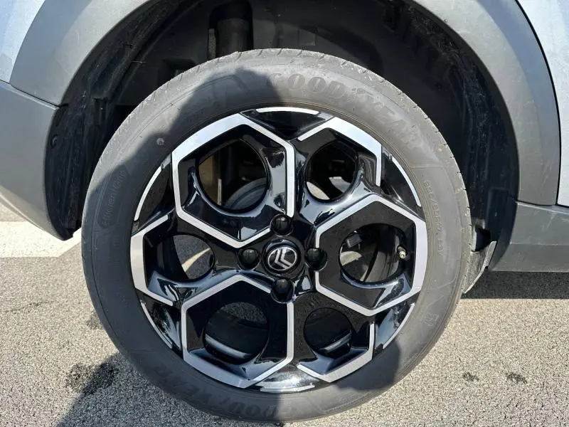 Gros plan sur la roue avant droite d'une Citroën C3 gris Mercury avec jante alu bicolore.