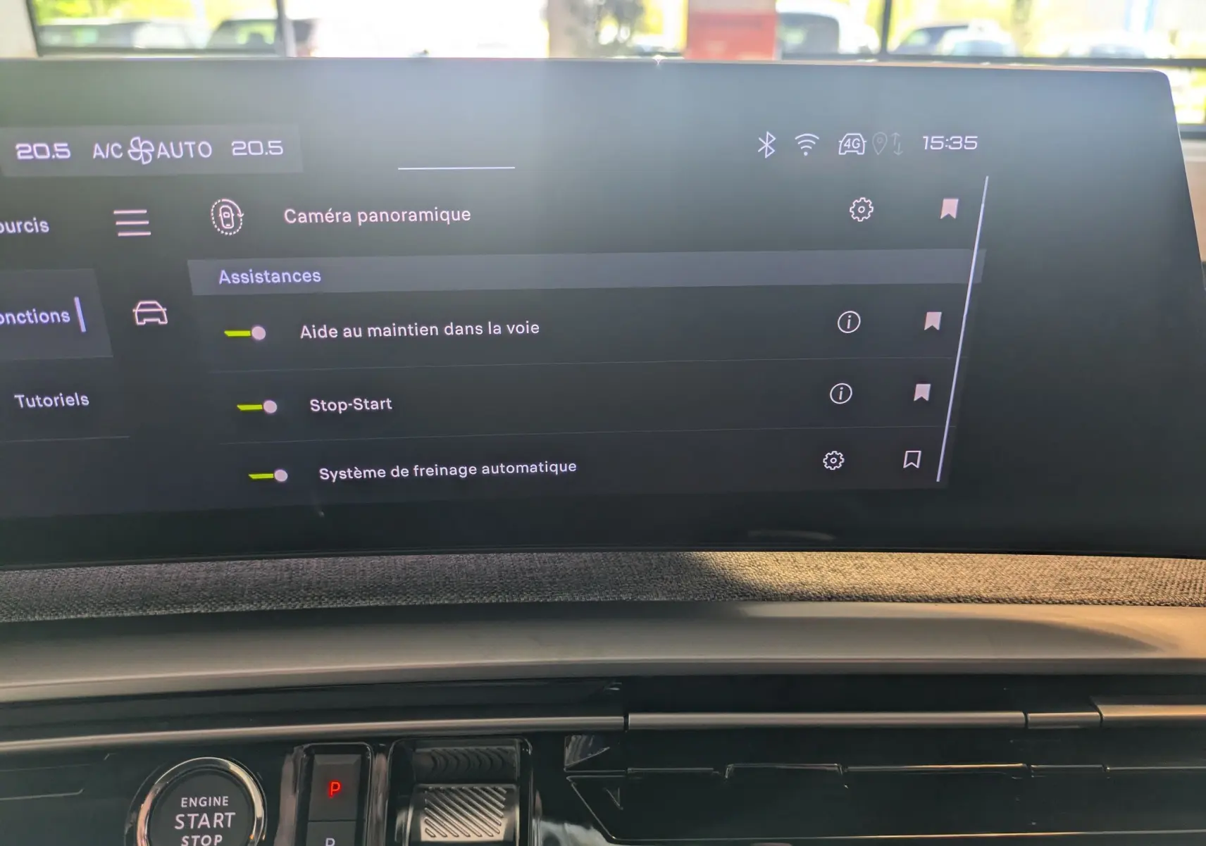 Écran tactile central du Peugeot 5008 Hybrid 145 GT affichant les assistances à la conduite, intérieur tissu clair.