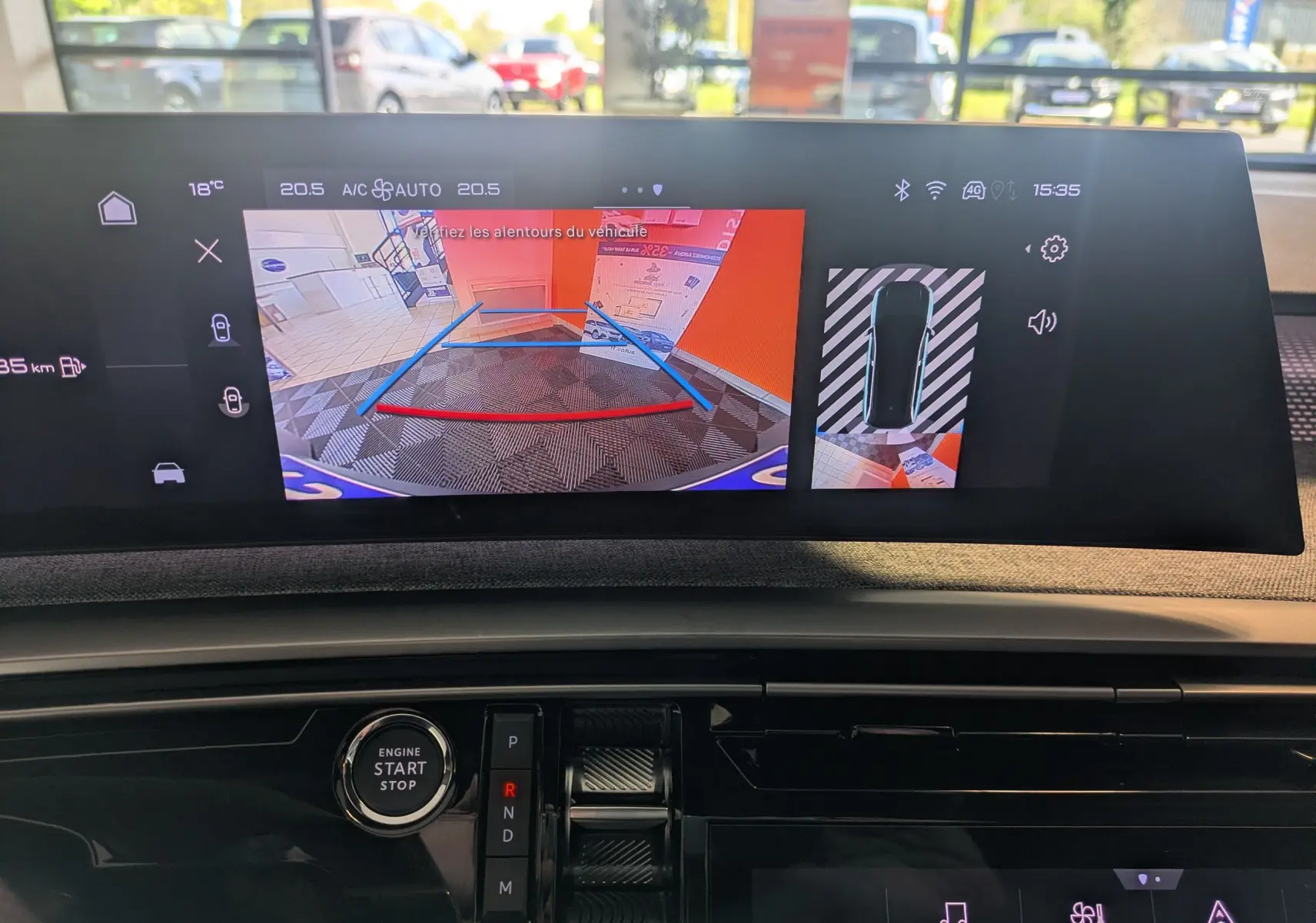 Vue intérieure du tableau de bord du Peugeot 5008 Hybrid 145 GT 2025 avec écran de caméra de recul en fonctionnement.