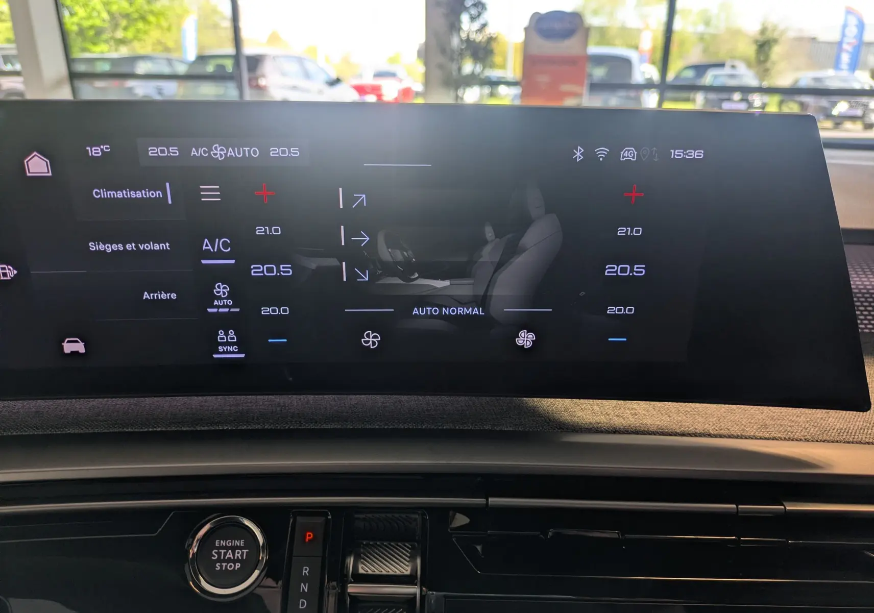 Vue rapprochée de l’écran tactile central de la Peugeot 5008 Hybrid 145 GT, affichant la climatisation et les réglages intérieurs.