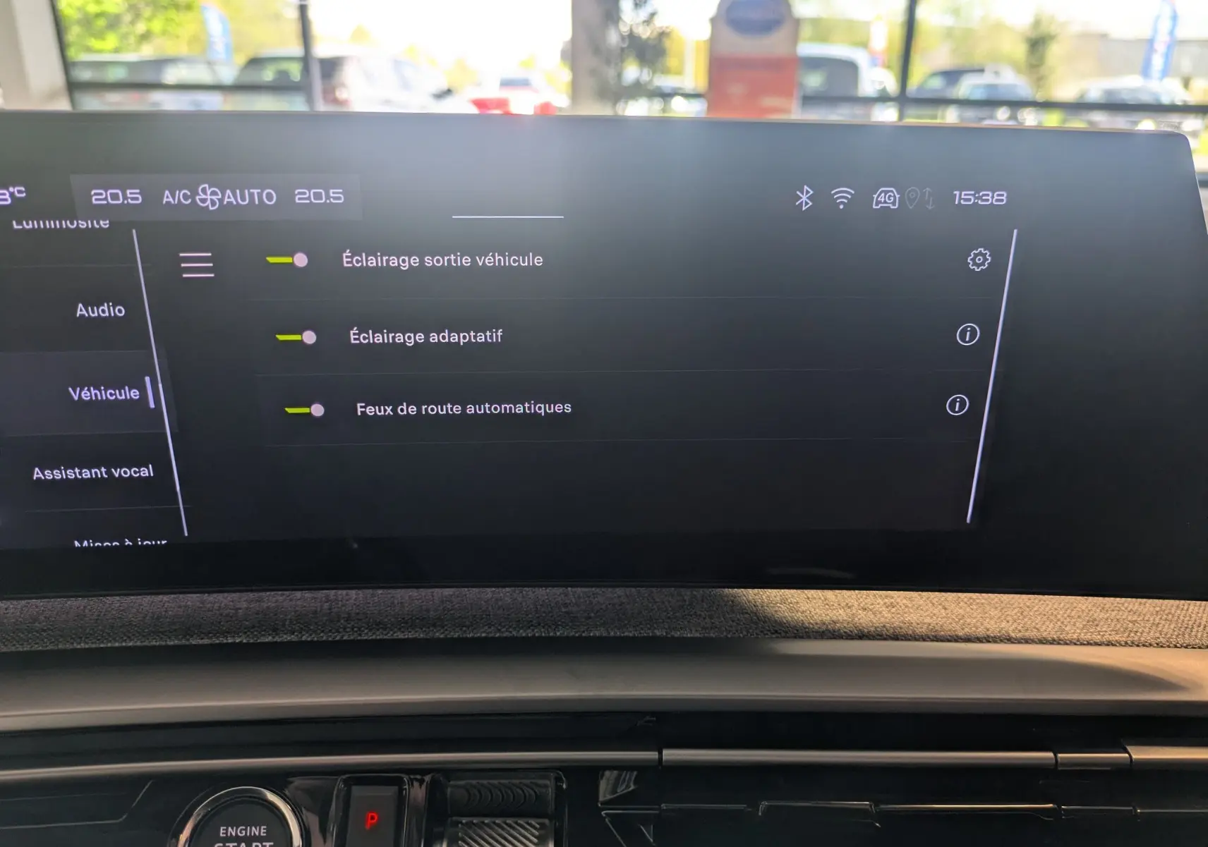 Écran tactile du tableau de bord du Peugeot 5008 Hybrid 145 GT affichant les réglages d’éclairage, vue intérieure frontale.