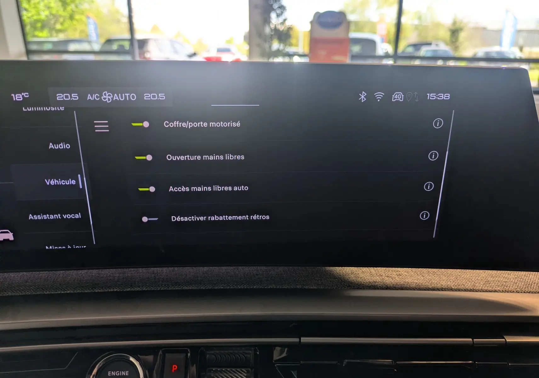 Écran tactile central du Peugeot 5008 Hybrid 145 GT montrant les réglages d’ouverture mains libres et coffre motorisé.