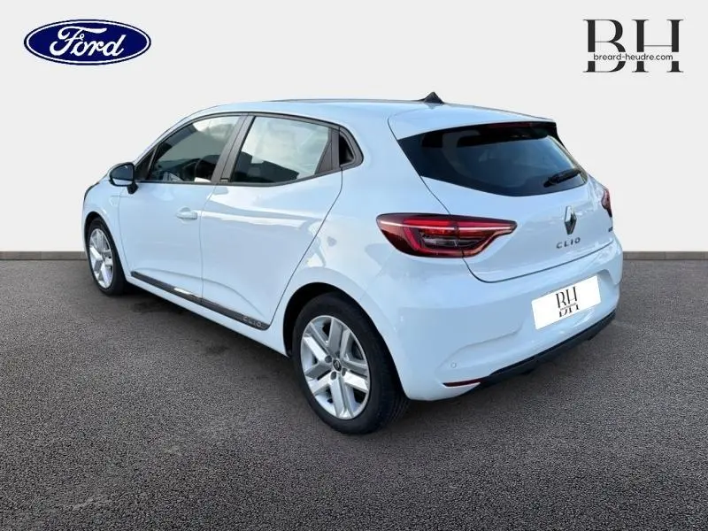 Renault Clio blanche vue 3/4 arrière droit, avec feux arrière LED et vitres teintées.