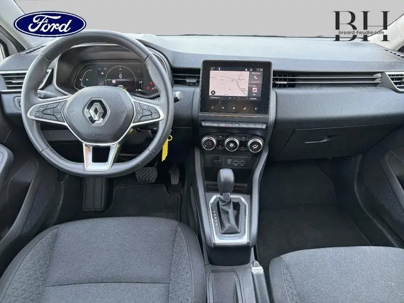 Vue intérieure avant de la Renault Clio 1.6 E-Tech Business 2021, tableau de bord noir avec écran tactile et volant multifonction.