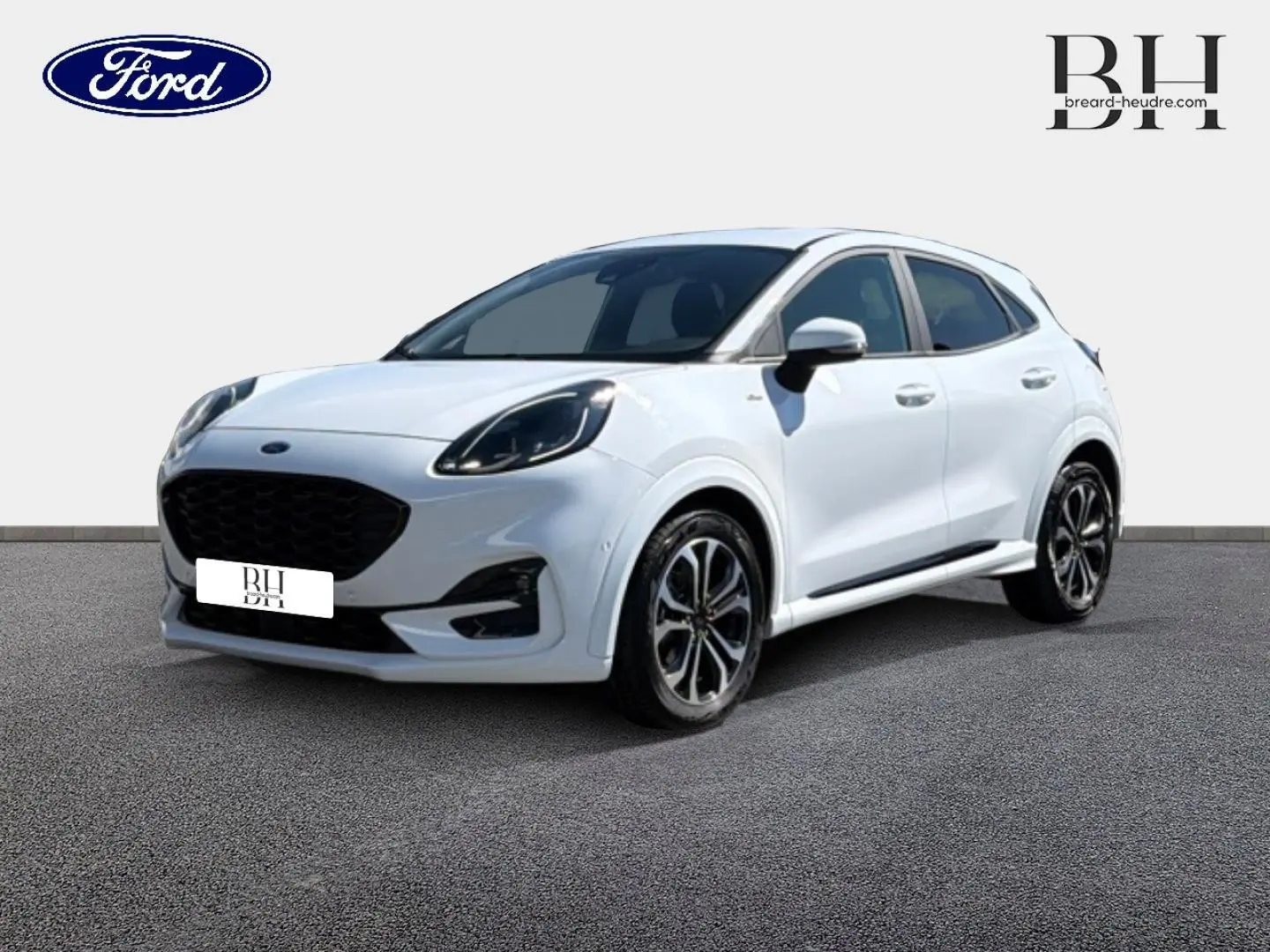 Ford Puma blanc Glacier en 3/4 avant droit, avec jantes alliage noires et vitres arrière surteintées.