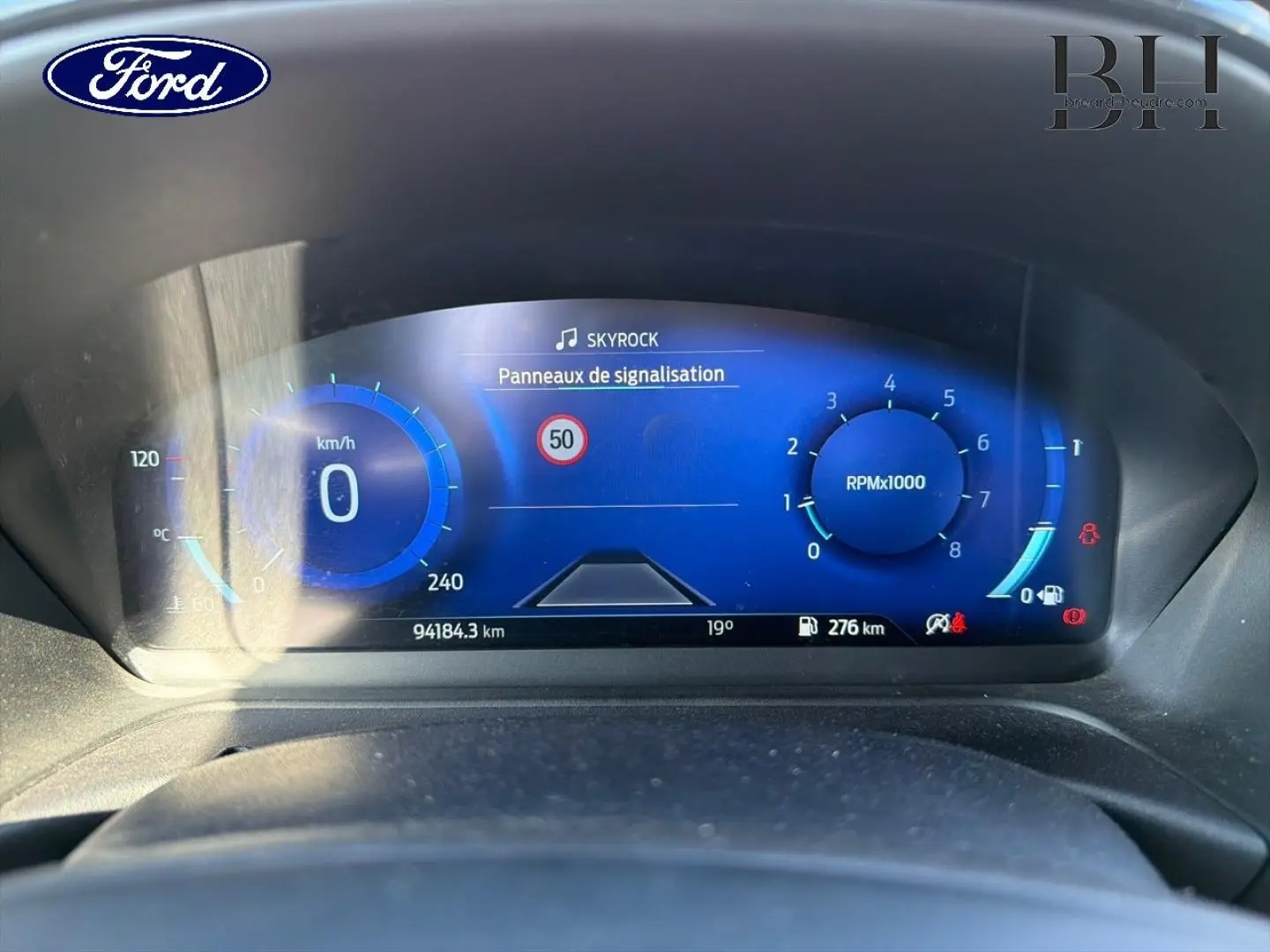 Tableau de bord numérique bleu du Ford Puma 2023 affichant la vitesse, régime moteur et panneau de signalisation 50 km/h.