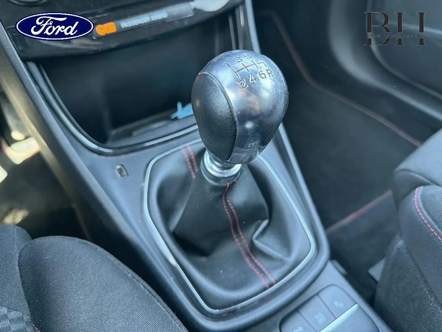 Le levier de vitesses manuel noir avec surpiqûres rouges dans l'habitacle d'une Ford Puma 2023.
