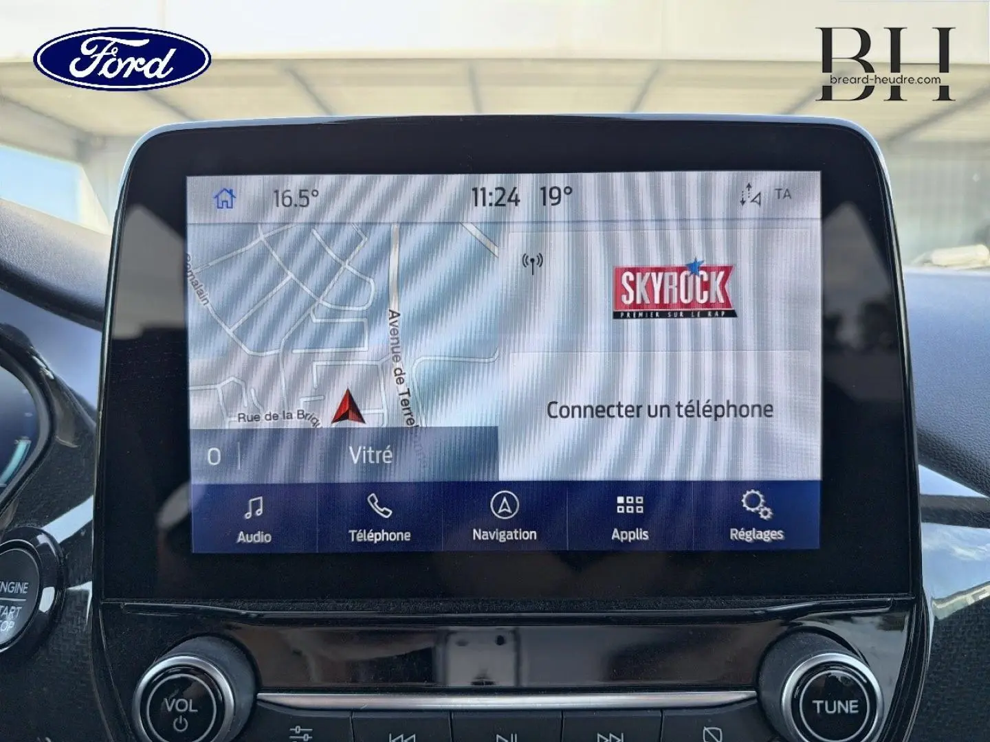 Écran tactile central du Ford Puma 2023 montrant la navigation et les options multimédias, intérieur noir.