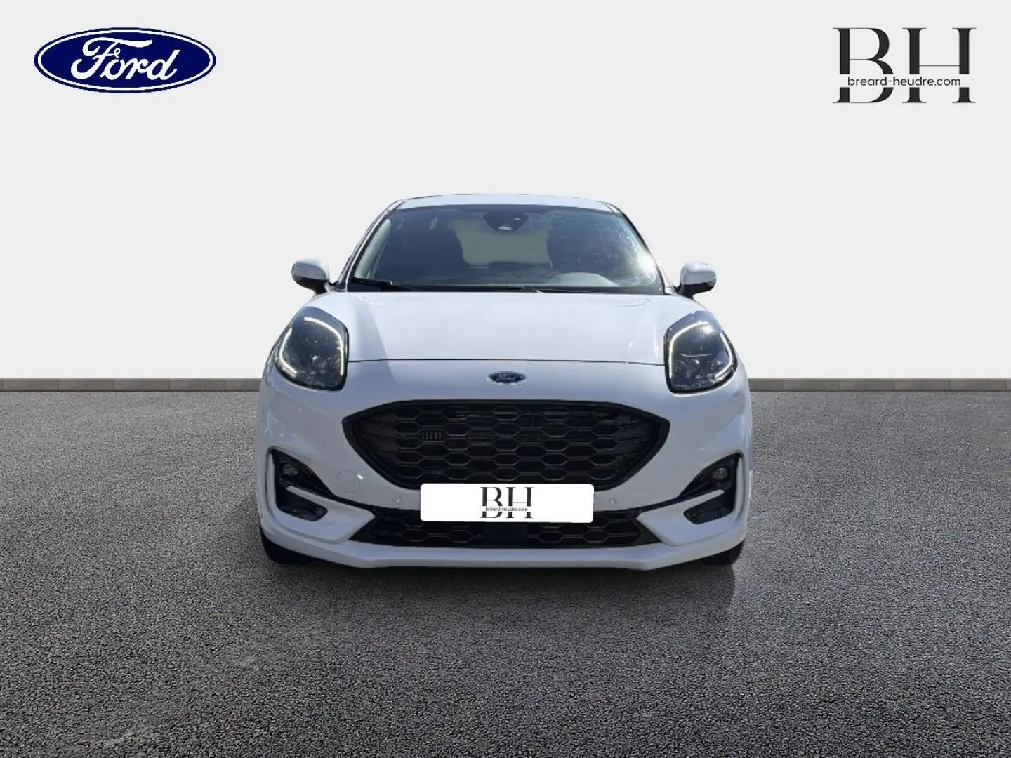 Vue frontale d'une Ford Puma blanche Glacier avec calandre noire et phares LED distinctifs.