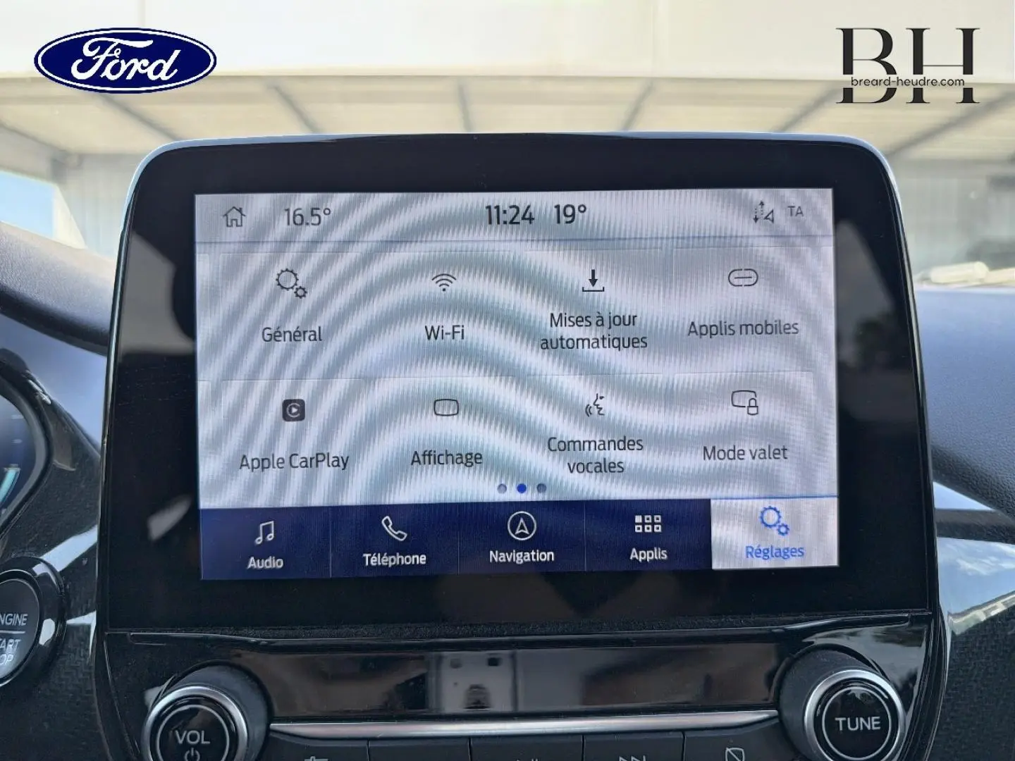 Écran tactile central du Ford Puma 2023 montrant le menu des réglages avec options Wi-Fi et Apple CarPlay.