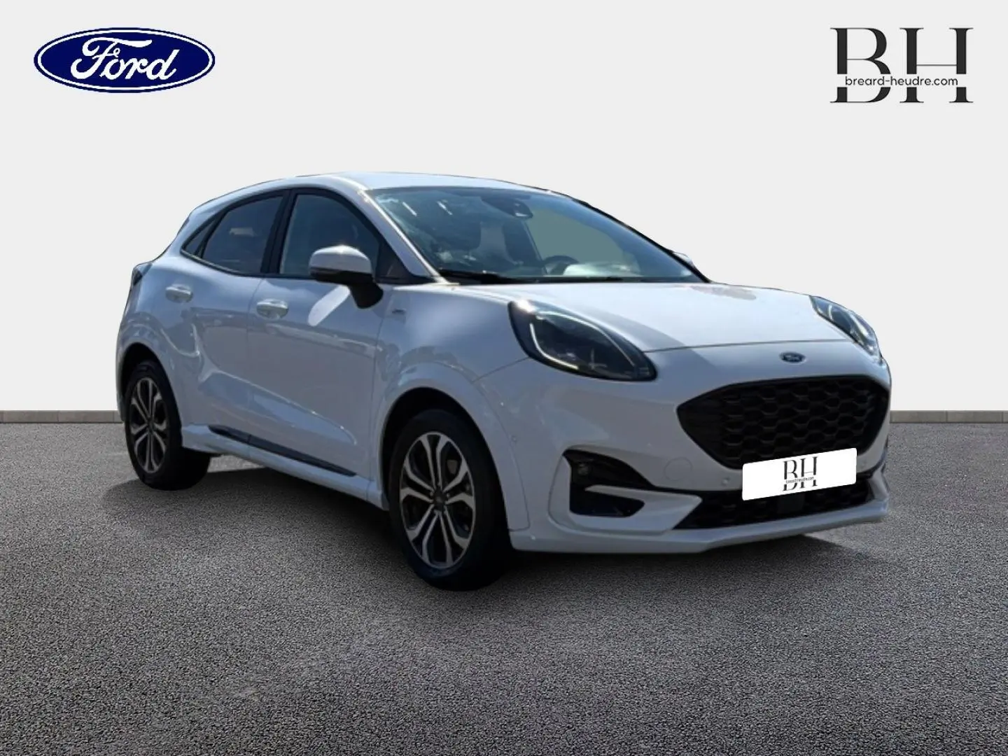 Ford Puma blanc glacier vu en 3/4 avant droit, avec calandre noire et jantes alliage distinctives.