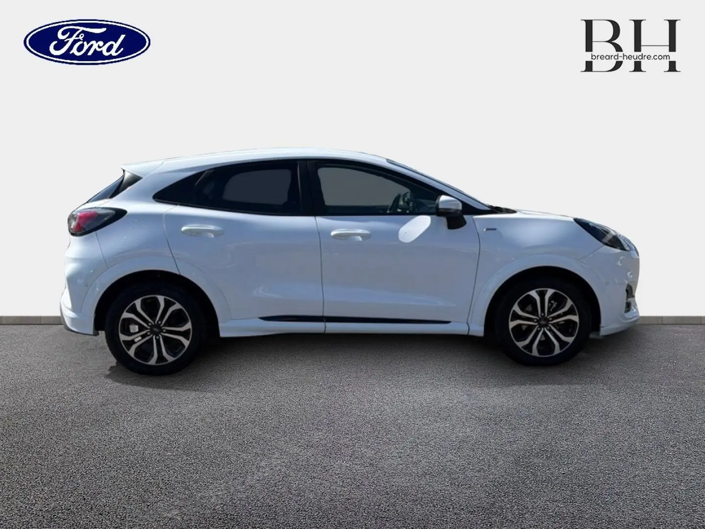 Profil droit du Ford Puma blanc glacier 2023 avec vitres arrière surteintées et jantes alliage noires et argentées.