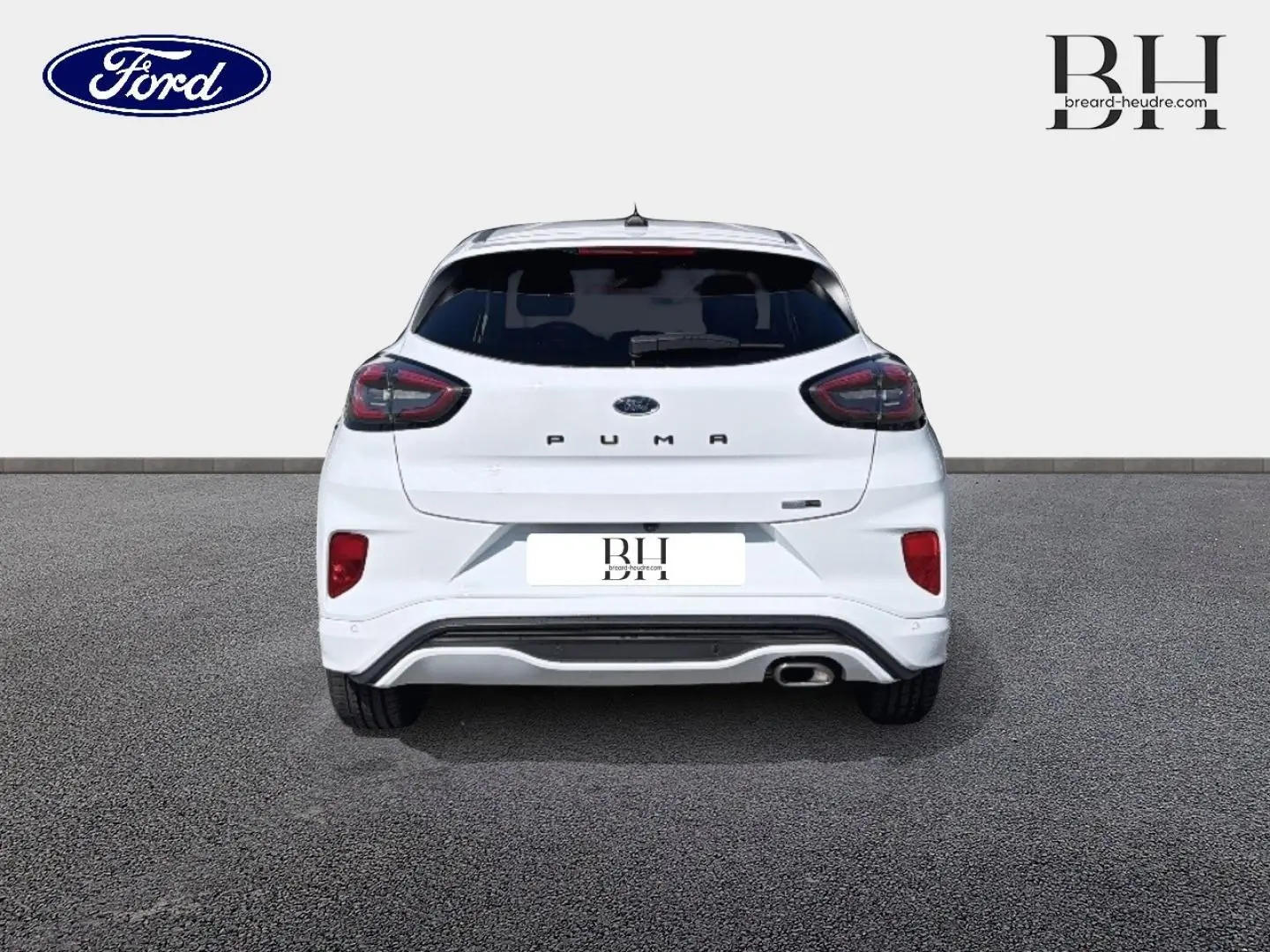 Vue arrière d'une Ford Puma blanche Glacier 2023 avec feux LED et sortie d'échappement chromée visible.