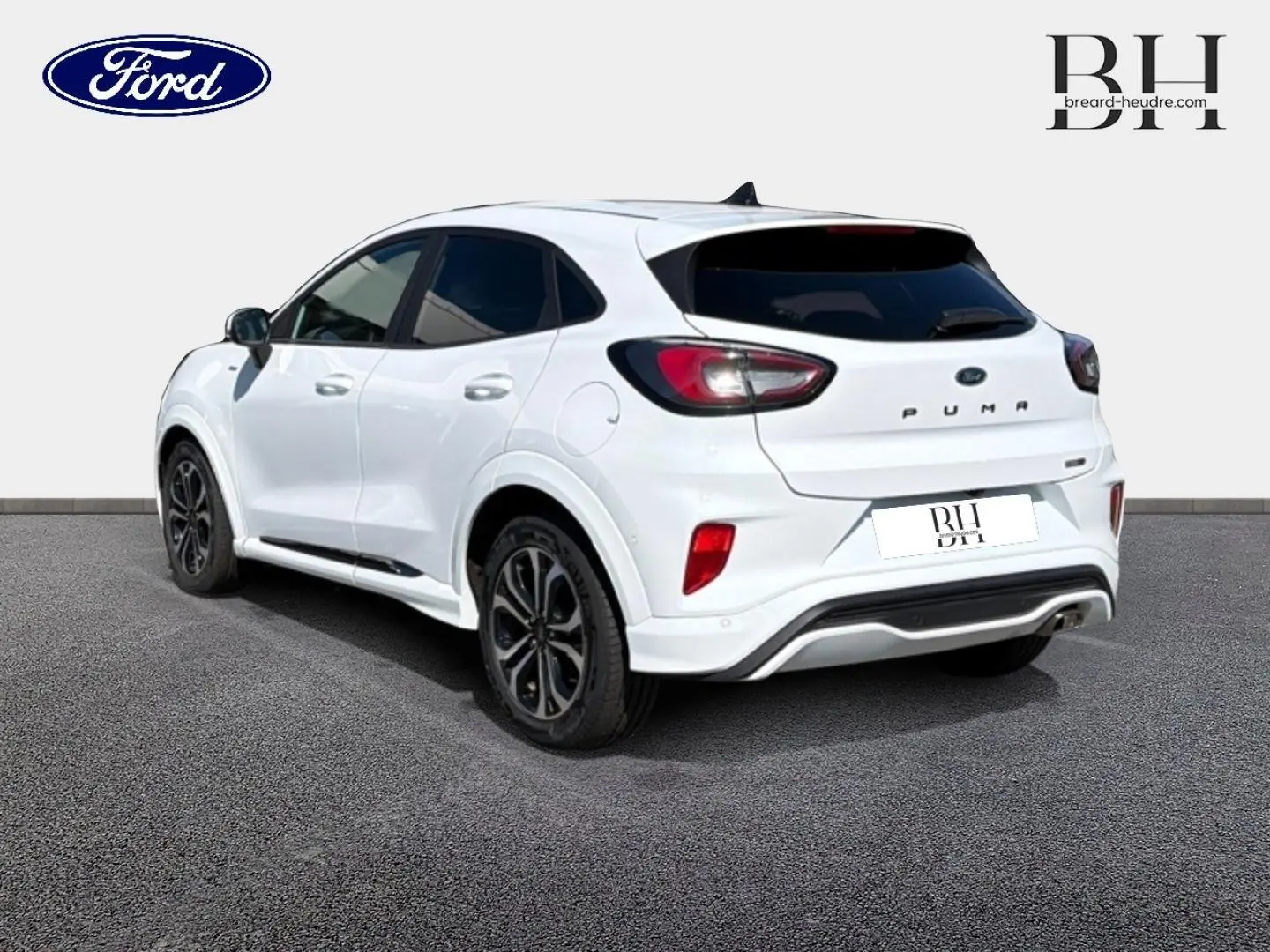 Ford Puma blanc Glacier vu en 3/4 arrière droit, vitres arrière surteintées et jantes alliage noires.
