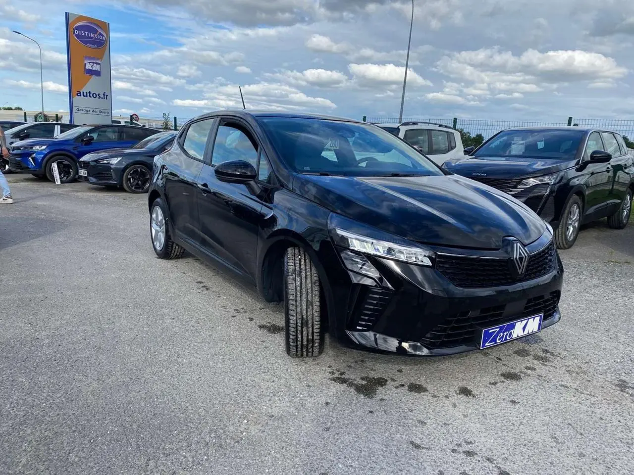 Renault Clio Evolution 2025 noir étoilé vue 3/4 avant avec projecteurs LED et calandre noire brillante.