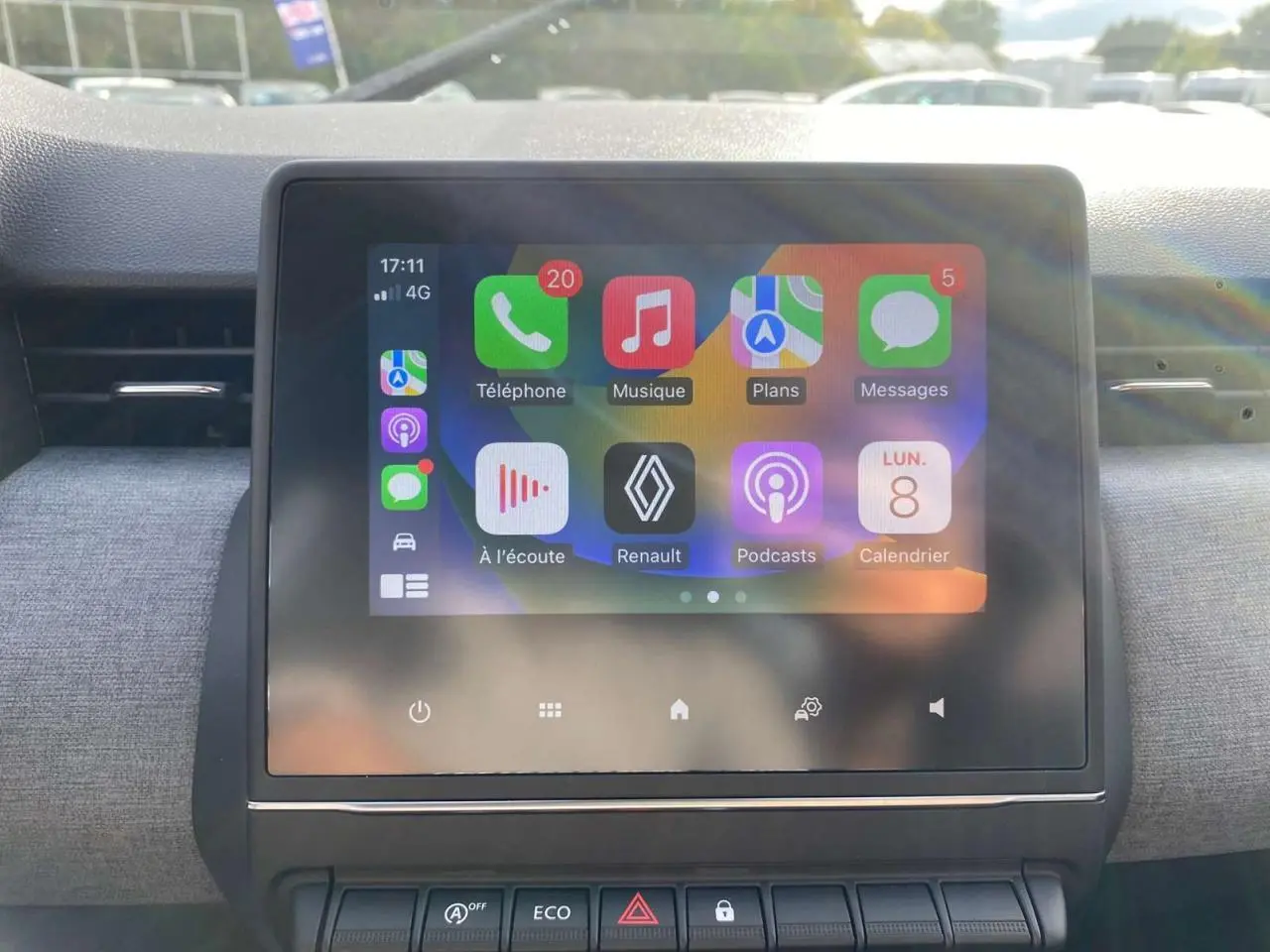 Écran tactile Easy Link 7 pouces de la Renault Clio 2025, affichant les applications Apple CarPlay, intérieur gris et noir.