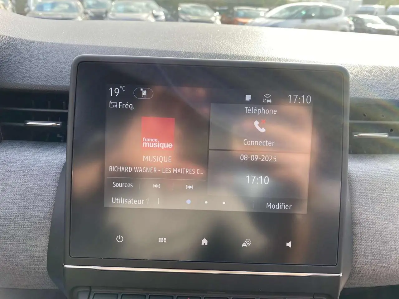 Écran tactile Easy Link 7 pouces de la Renault Clio 2025 affichant radio et options connectivité.