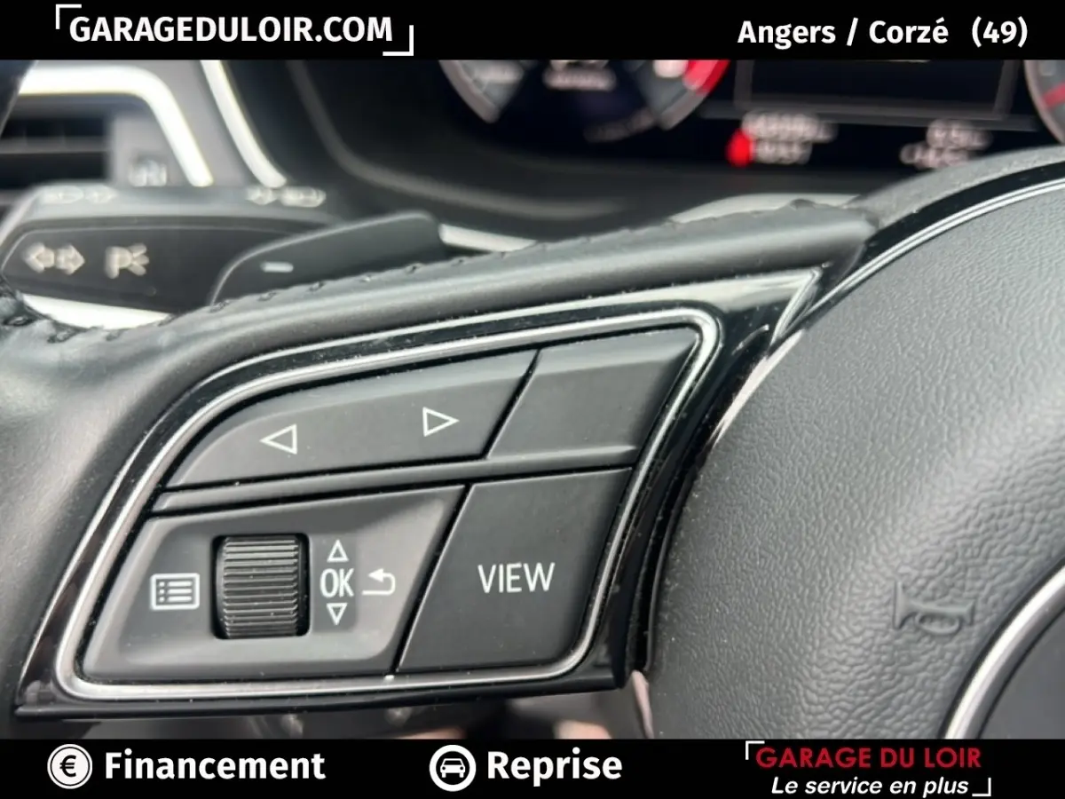 Gros plan sur les commandes multifonctions du volant cuir noir d'une Audi A4 40 TFSI ultra 2020.