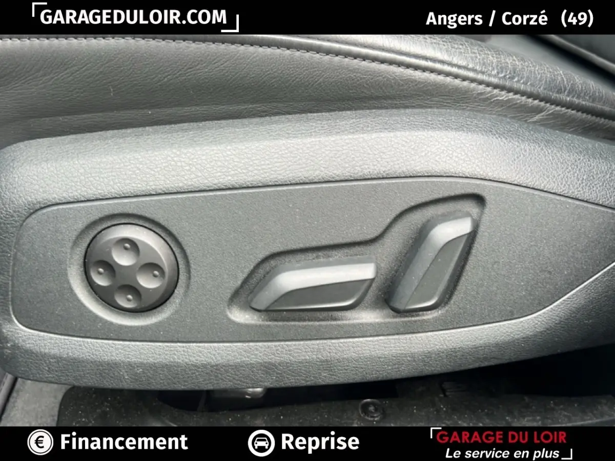 Gros plan sur les commandes électriques du siège conducteur en cuir noir de l'Audi A4 40 TFSI ultra 2020.