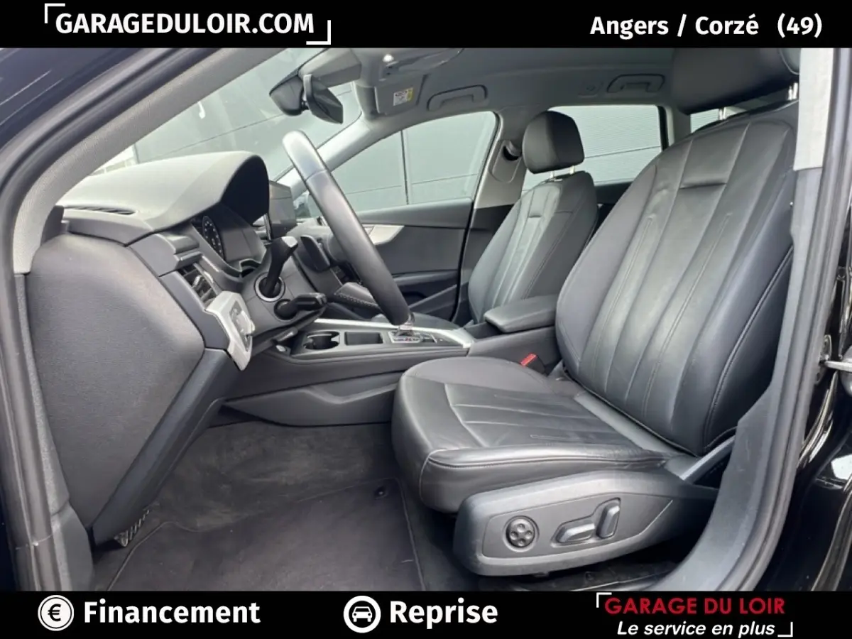 Intérieur avant droit d'une Audi A4 noire 2020, sièges cuir noirs et tableau de bord moderne visible.