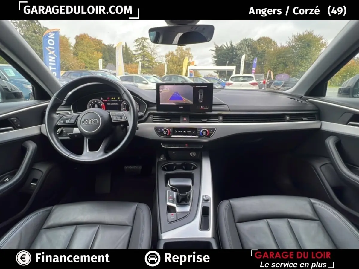 Vue intérieure avant de l'Audi A4 40 TFSI ultra 190 S tronic Avus 2020, tableau de bord noir avec écran tactile central.