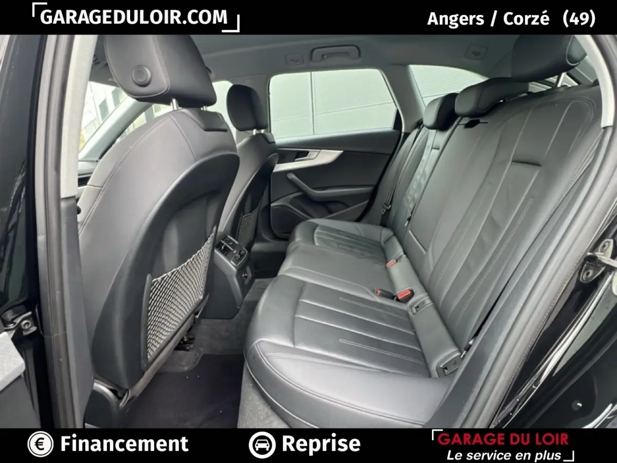 Vue intérieure côté gauche montrant les sièges arrière en cuir noir de l'Audi A4 40 TFSI ultra 2020 avec porte ouverte.