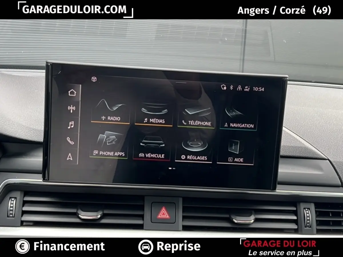 Écran tactile central de l’Audi A4 40 TFSI ultra 190 S tronic Avus 2020, affichage multimédia et navigation.