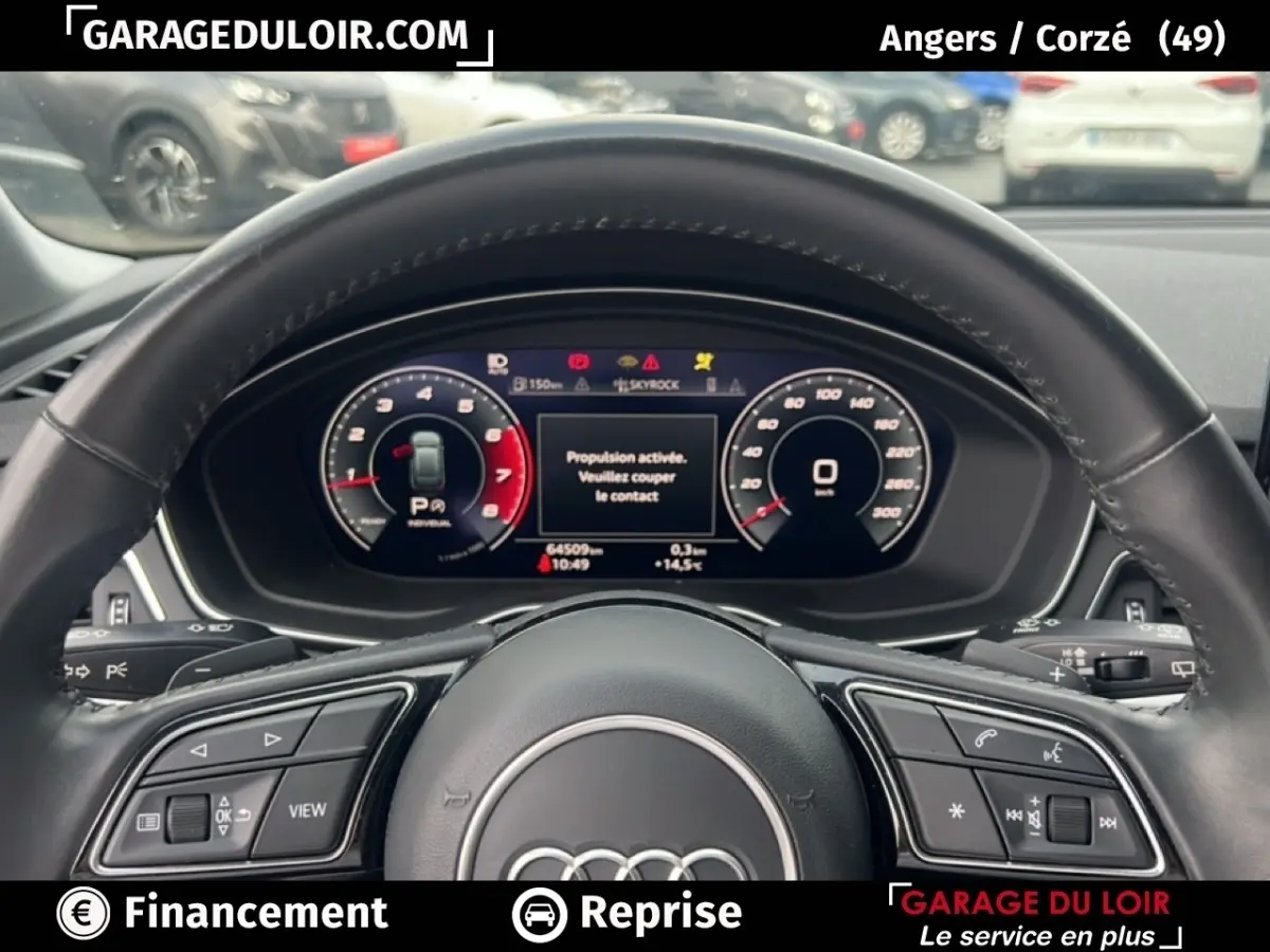 Vue intérieure centrée sur le tableau de bord numérique et le volant cuir noir d'une Audi A4 40 TFSI 2020.