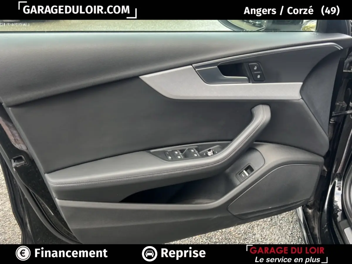 Vue rapprochée de la porte avant gauche noire d’une Audi A4 40 TFSI ultra avec commandes de vitres et verrouillage.