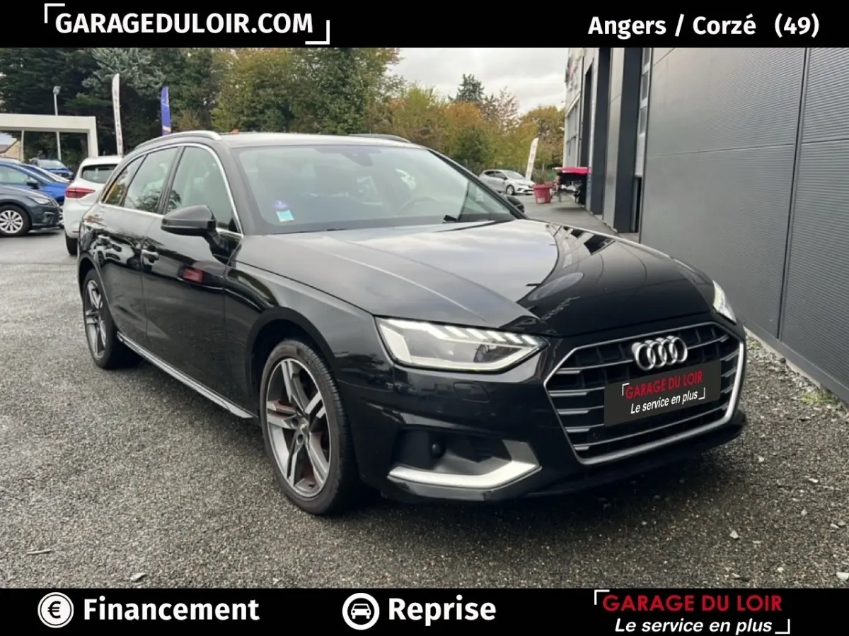 Audi A4 40 TFSI ultra noir vue 3/4 avant droit, avec calandre hexagonale et jantes alliage distinctives.