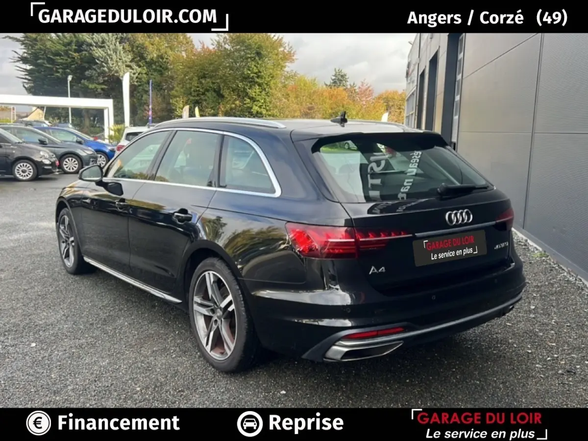 Audi A4 40 TFSI ultra noire vue 3/4 arrière droit, break avec feux arrière LED et jantes alliage.