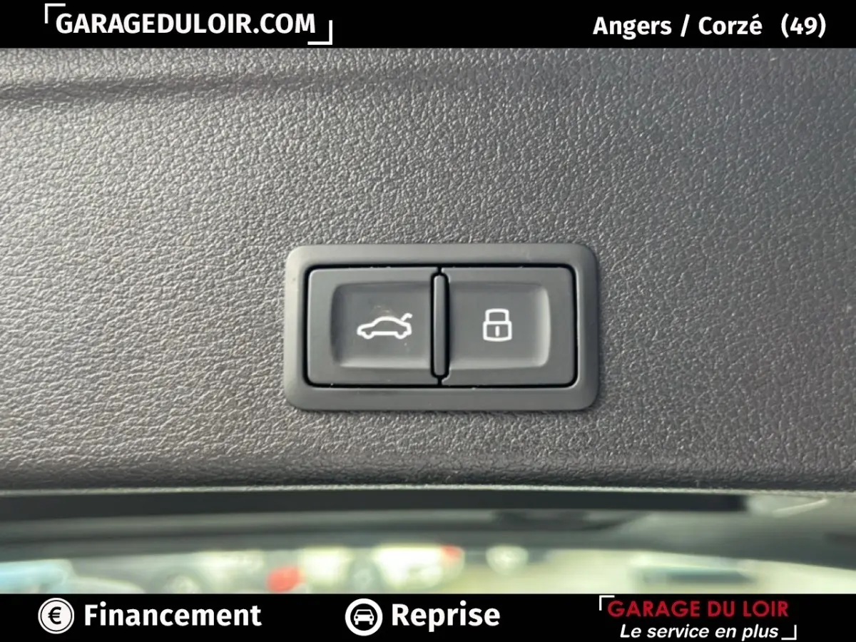 Gros plan sur les boutons d'ouverture du coffre et de verrouillage, intérieur noir de l'Audi A4 40 TFSI ultra 2020.