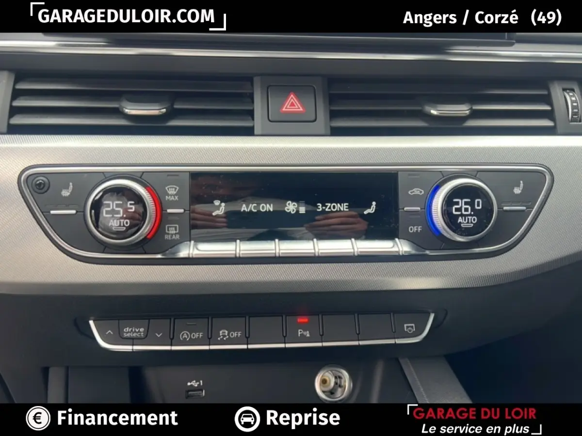 Vue rapprochée du tableau de bord de l’Audi A4 40 TFSI noir, mettant en valeur la climatisation automatique 3 zones et les commandes tactiles.