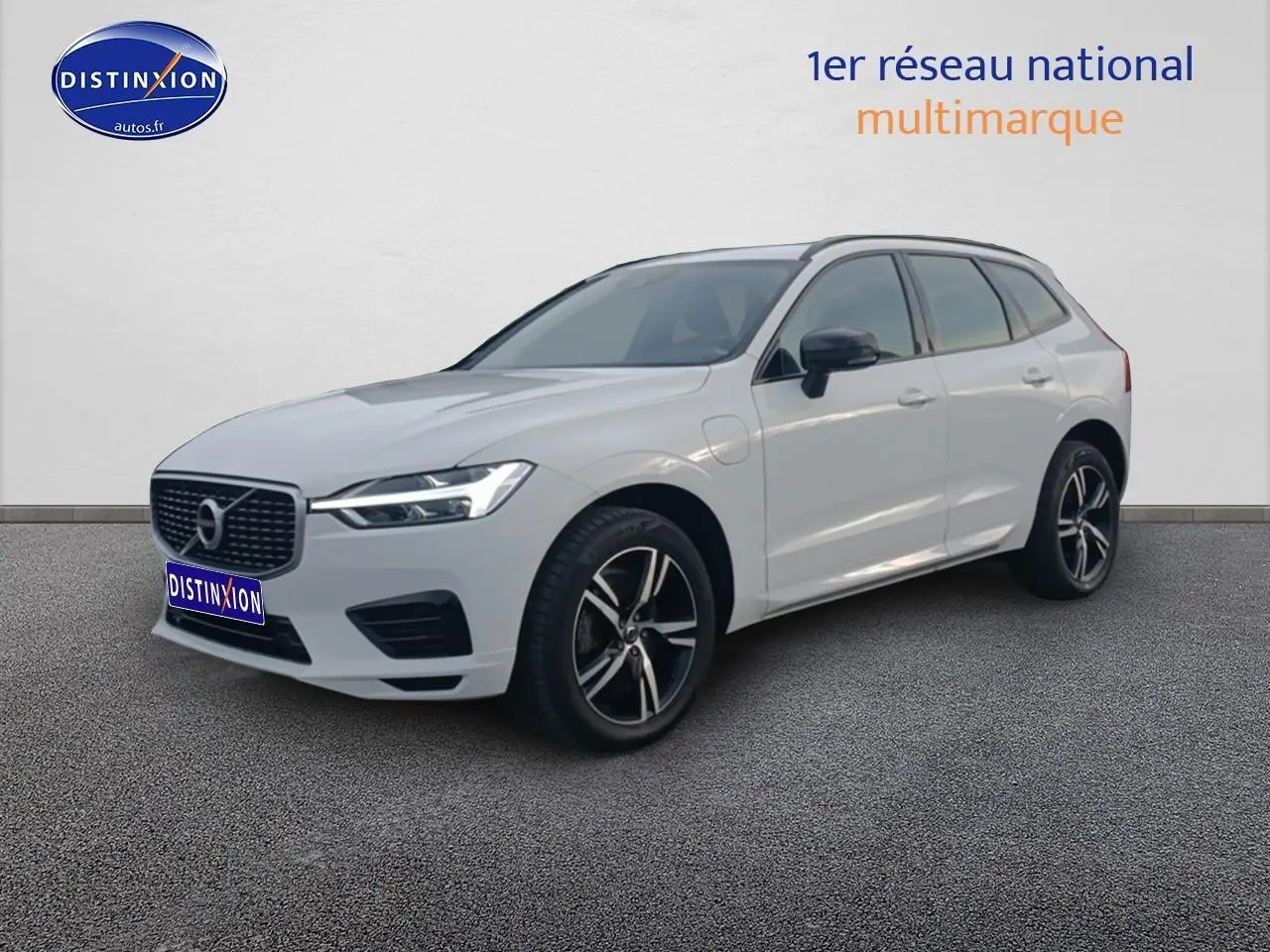 Vue 3/4 avant droit d'un Volvo XC60 blanc avec jantes alliage et calandre chromée sur fond neutre.