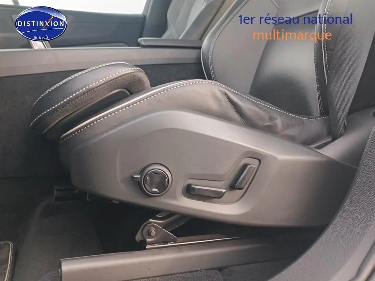 Gros plan sur les commandes électriques du siège conducteur en cuir noir du Volvo XC60 blanc, version R-Design.