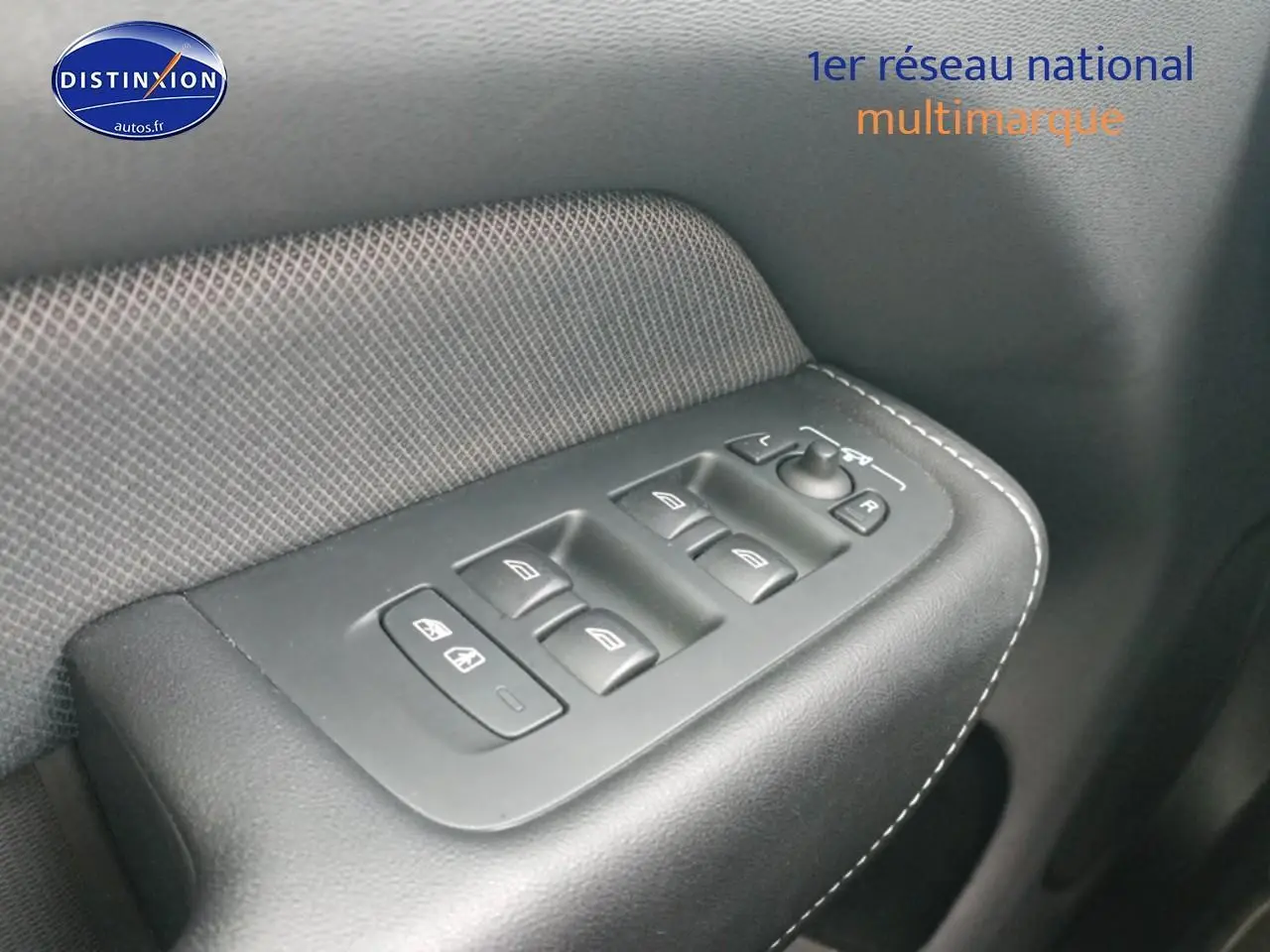 Gros plan sur les commandes de lève-vitres et rétroviseurs côté conducteur du Volvo XC60 blanc 2021.