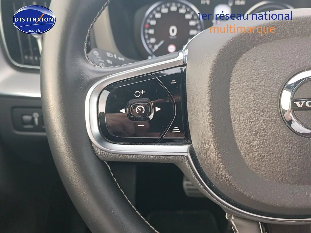 Gros plan sur la partie gauche du volant cuir multifonction du Volvo XC60 blanc 2021, avec commandes de régulateur de vitesse.