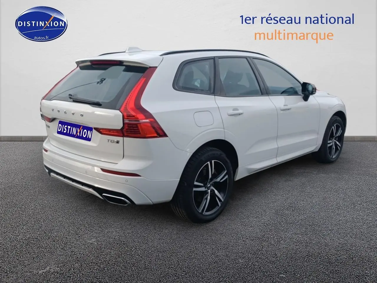 Vue 3/4 arrière droite d'un Volvo XC60 blanc avec feux arrière LED et jantes alliage noires.