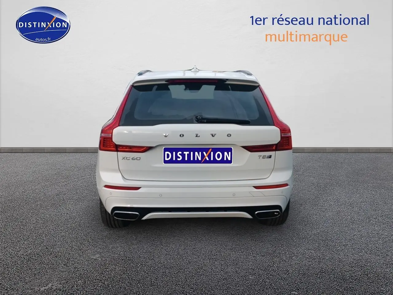 Vue arrière d'un Volvo XC60 blanc avec double sortie d'échappement et feux arrière LED distinctifs.