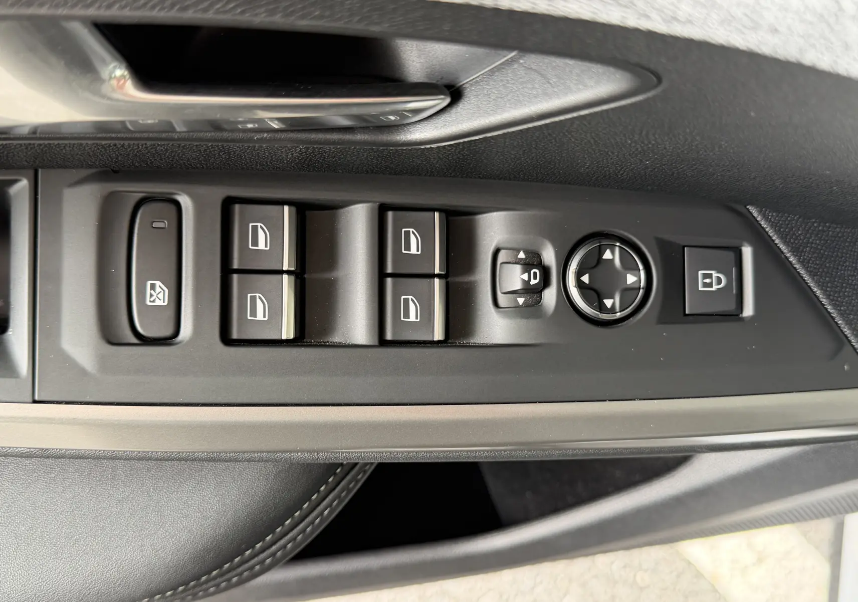 Vue rapprochée des commandes de lève-vitres et rétroviseurs côté conducteur du Peugeot 5008 Hybrid 145 e-DCS6 GT.