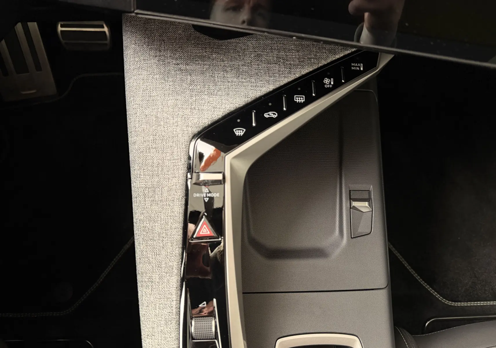 Vue plongeante sur la console centrale du Peugeot 5008 HYBRID 145 e-DCS6 GT avec finition tissu gris et commandes tactiles.