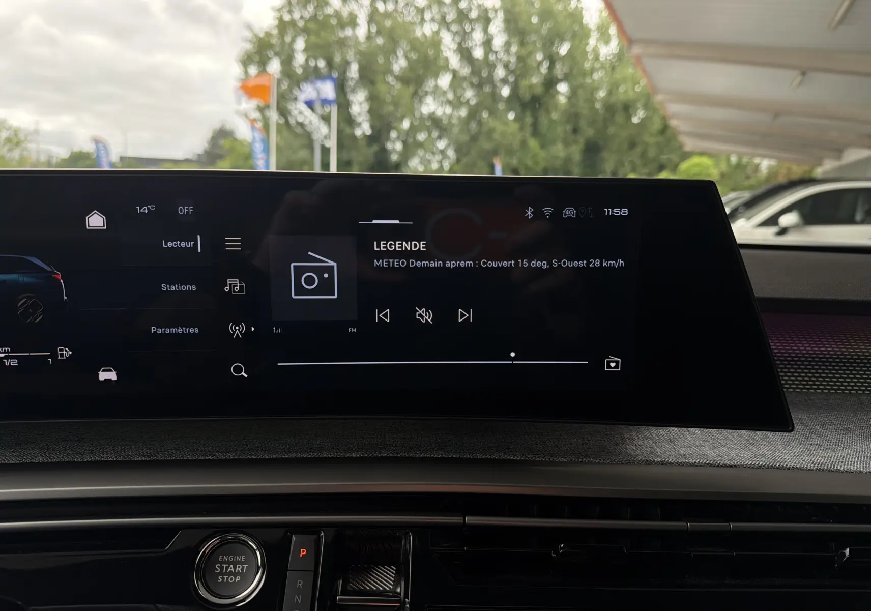 Écran tactile central du Peugeot 5008 Hybrid 145 GT 2025 affichant la météo et les commandes multimédia.