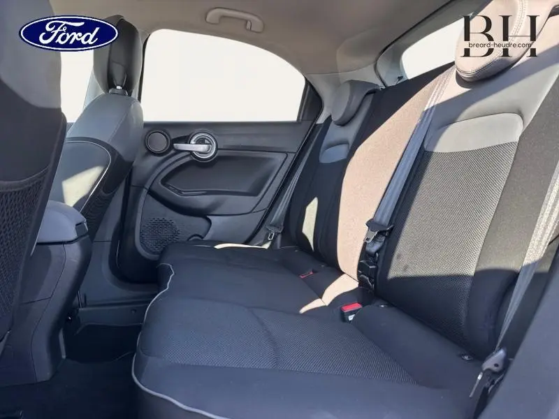 Vue intérieure du siège arrière côté droit d'une Fiat 500X 2015 avec sellerie tissu bi-color noir et gris.